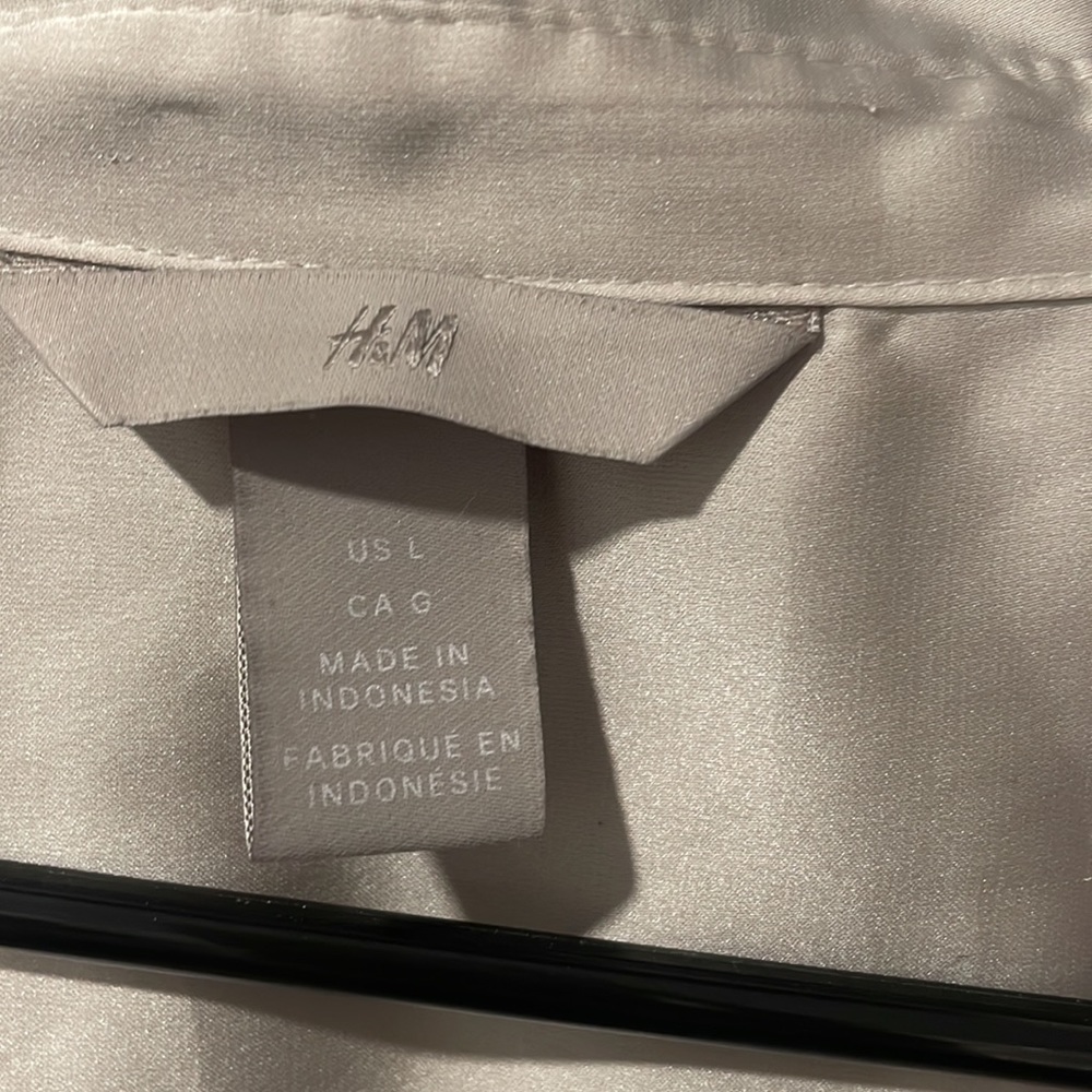 H&M Button Down Top - Picture 2 of 3
